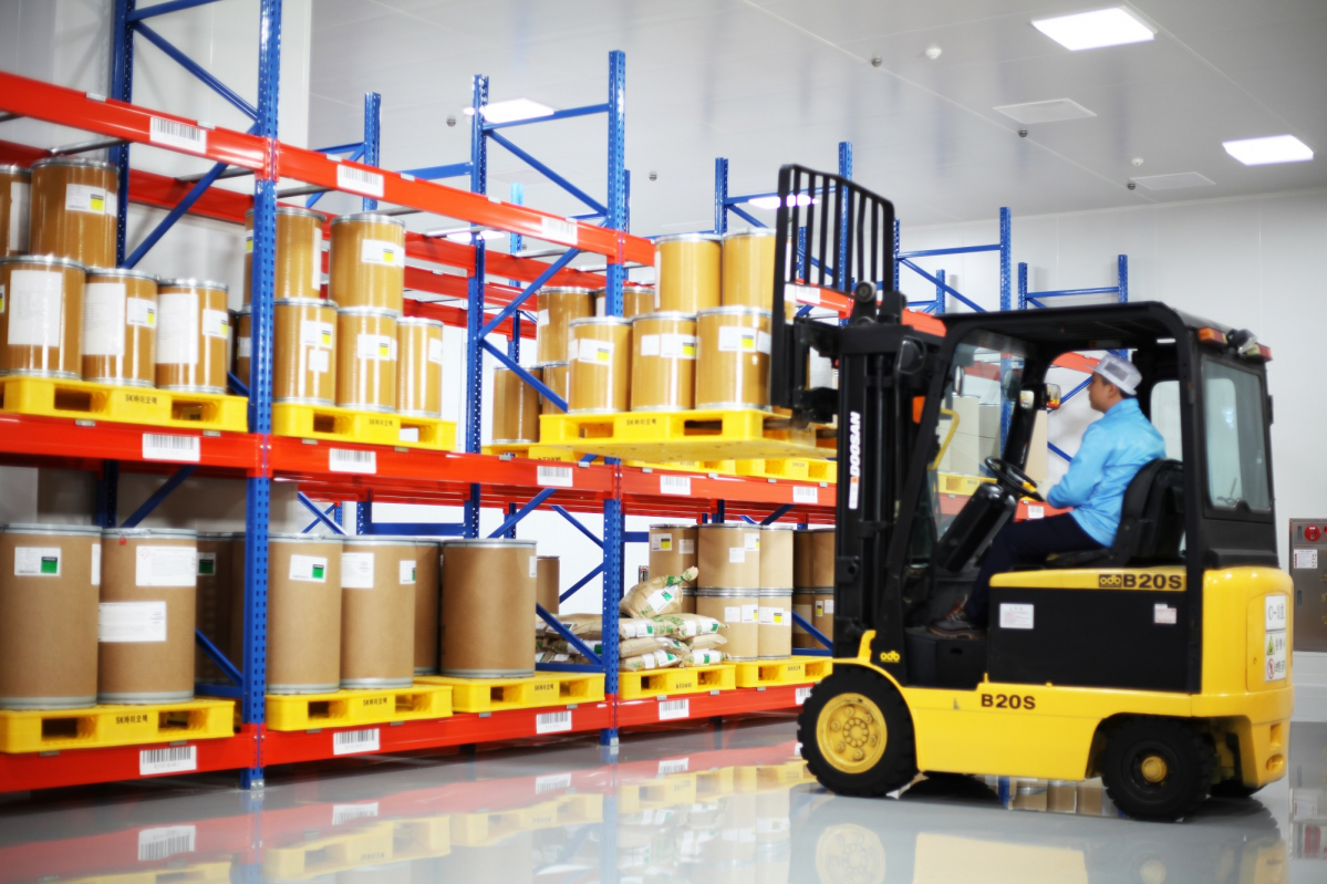 ▲SK바이오텍 관계자가 물류창고 상온저장고에 원료를 적재하고 있다.