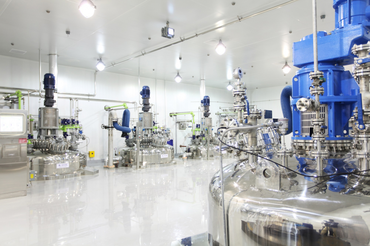 ▲SK바이오텍 세종공장에 설치된 회분식 반응기(Batch Reactor) 상부. (사진제공=SK바이오텍)