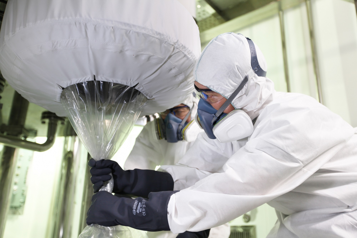 ▲SK바이오텍 관계자가 세종공장에서 생산된 최종 제품을 포장하고 있다. (사진제공=SK바이오텍)