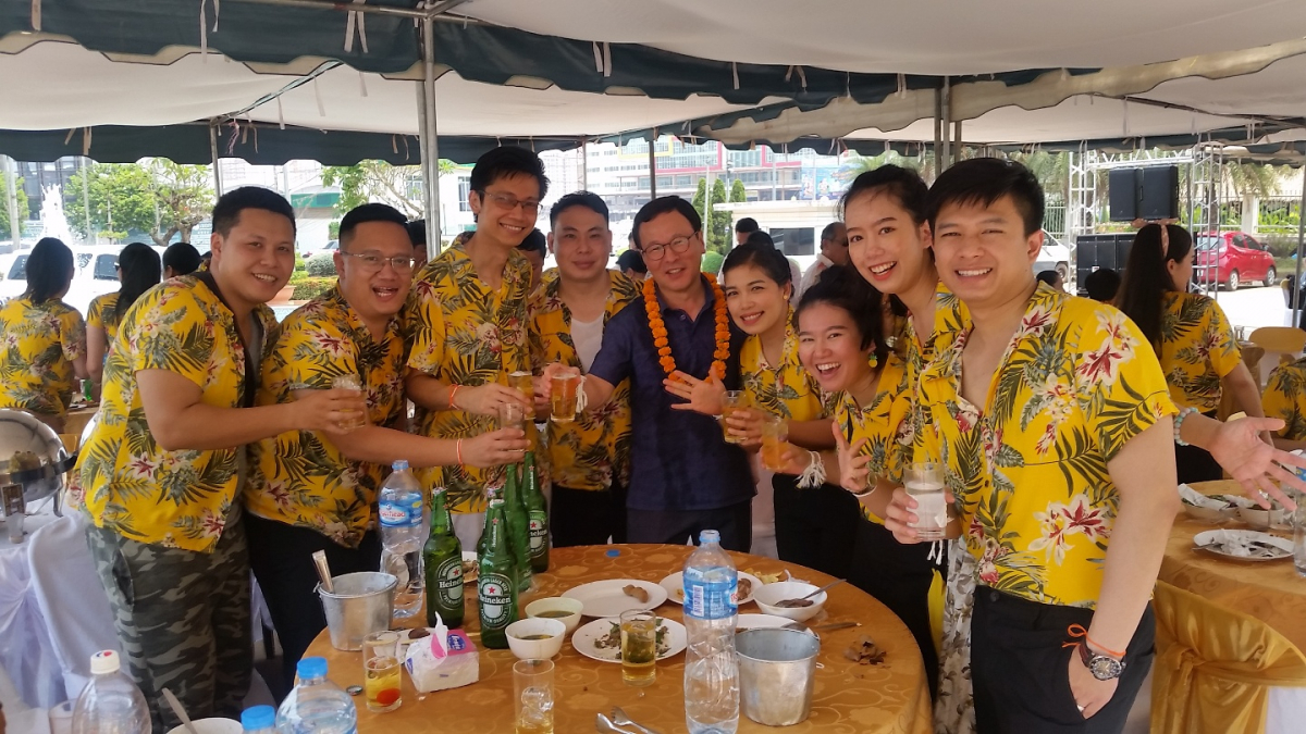 ▲(왼쪽부터 다섯 번째)황의천 한국거래소 시장감시본부 부장(전 라오스증권거래소 부이사장) (사진=본인 제공)