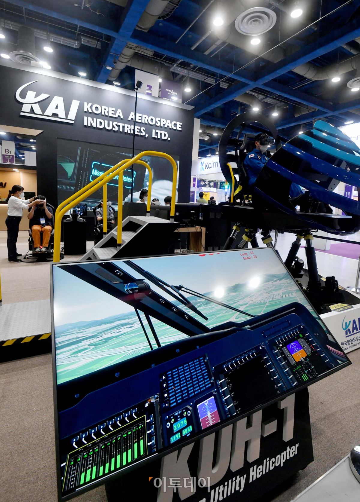 ▲지난달 4일 서울 강남구 코엑스에서 열린 ‘한국전자전(KES 2022)’ 한국항공우주산업(KAI) 부스에 가상현실(VR) 항공기 시뮬레이터를 시연하고 있는 모습.