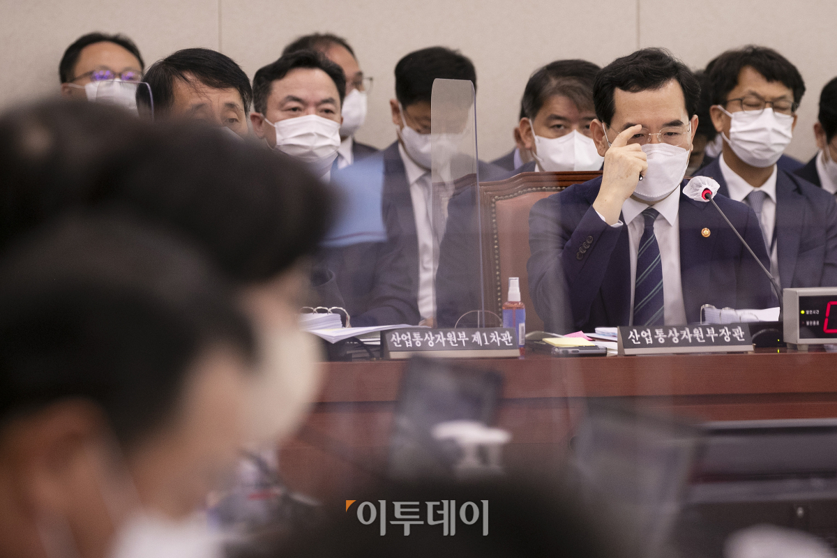 ▲ 이창양 산업통상자원부 장관이 4일 오전 서울 여의도 국회에서 열린 산업통상자원중소벤처기업위원회 국정감사에 출석해 의원 질의에 답변 중 생각에 잠겨 있다. (국회사진취재단)