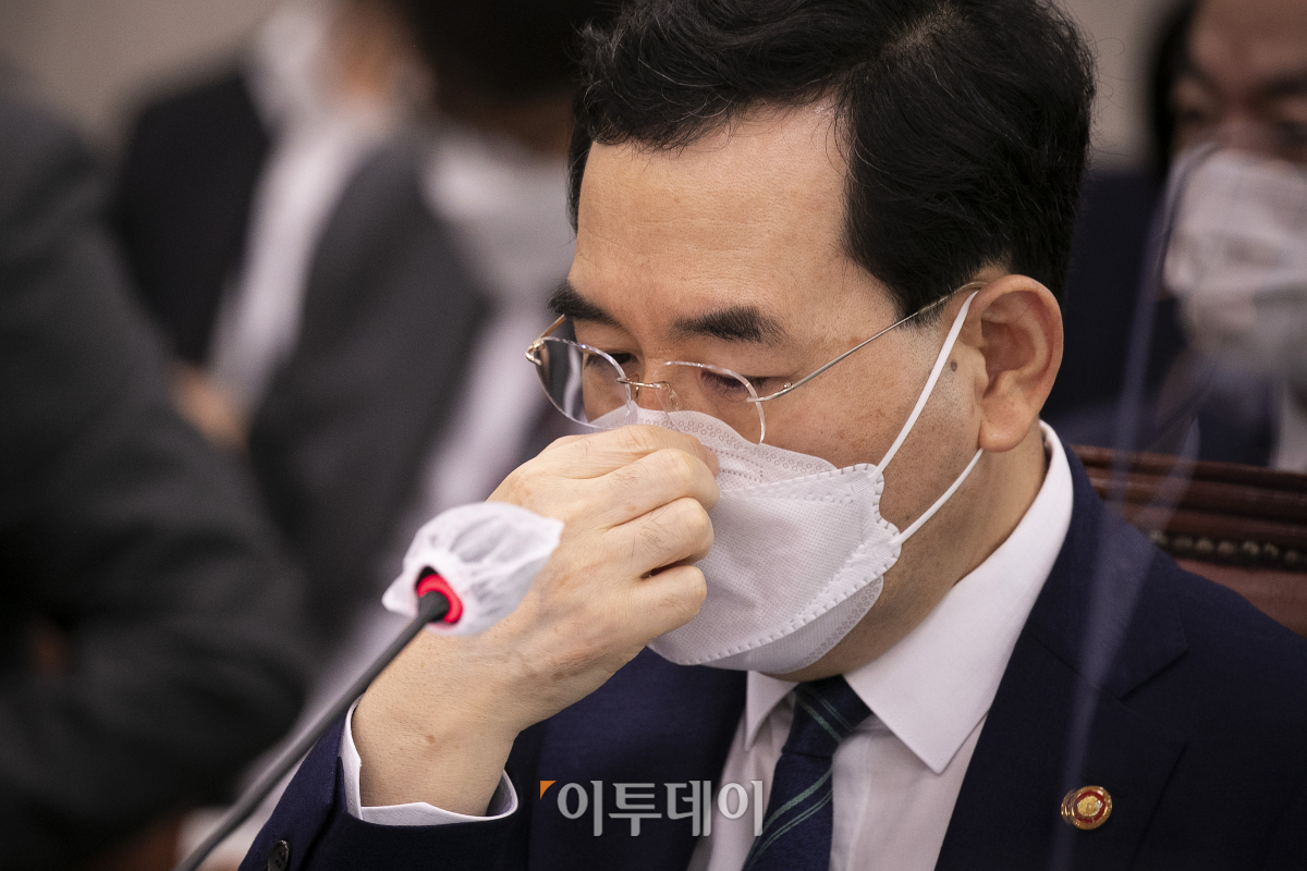 ▲이창양 산업통상자원부 장관이 4일 오전 서울 여의도 국회에서 열린 산업통상자원중소벤처기업위원회 국정감사에서 의원들의 질의에 답을 하던 중 마스크를 만지며 생각에 잠겨 있다. (국회사진취재단)