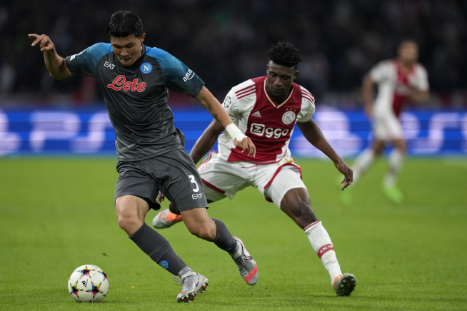 ▲김민재의 소속팀 이탈리아 프로축구 나폴리가 5일 네덜란드 암스테르담의 요한 크라위프 아레나에서 열린 2022-2023 UCL 조별리그 A조 3차전에서 아약스(네덜란드)를 대파하고 유럽축구연맹(UEFA) 챔피언스리그(UCL) 전승 행진을 이어갔다. 사진은 김민재가 아약스전에서 활약하는 모습.(AP연합뉴스)