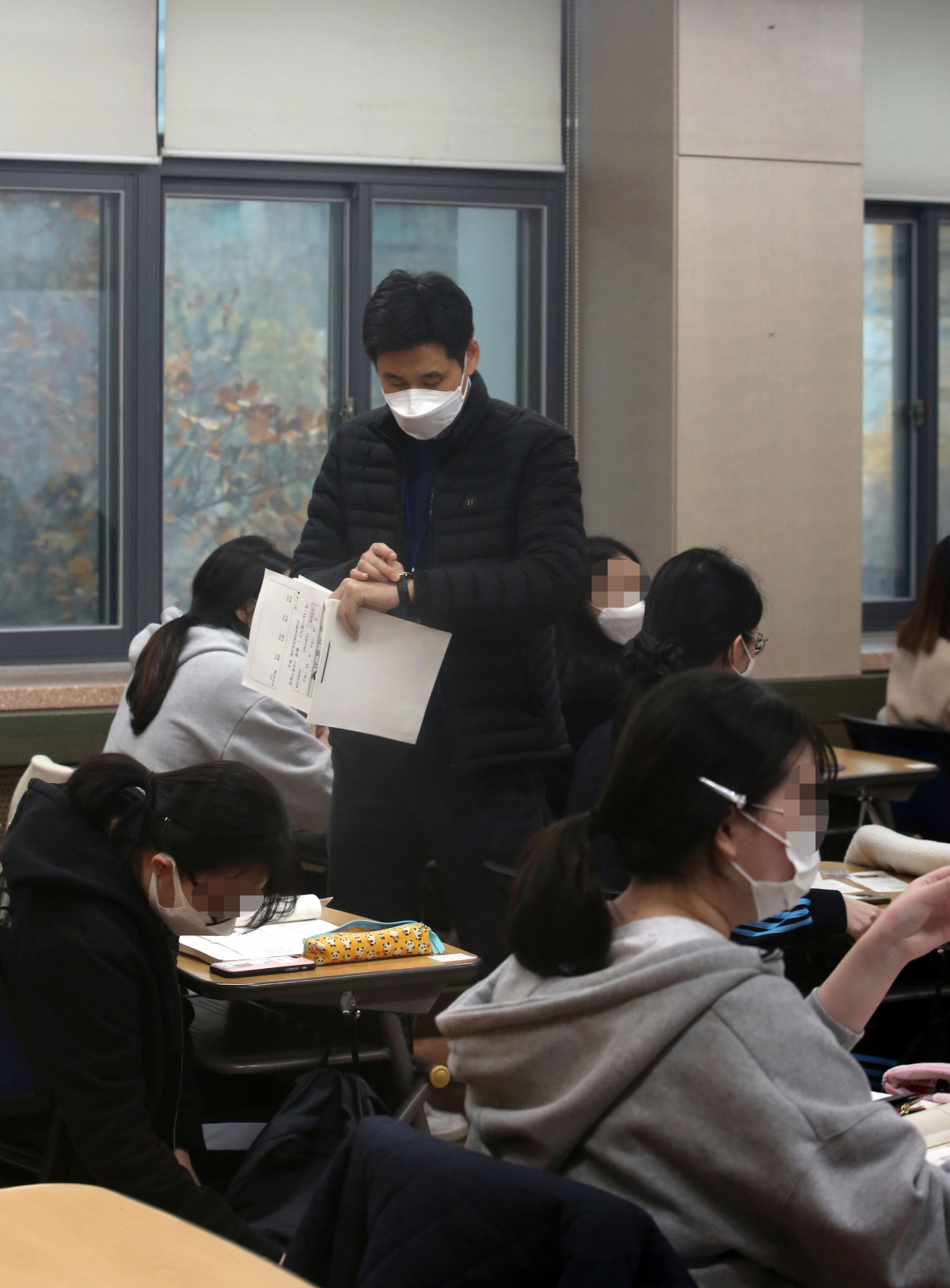 ▲수능 감독관이 시간을 확인하고 있다. (뉴시스)