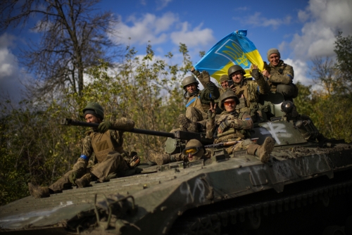 ▲우크라이나군 병사들이 장갑차 위에서 국기를 흔들고 있다. 이지움/AP연합뉴스
