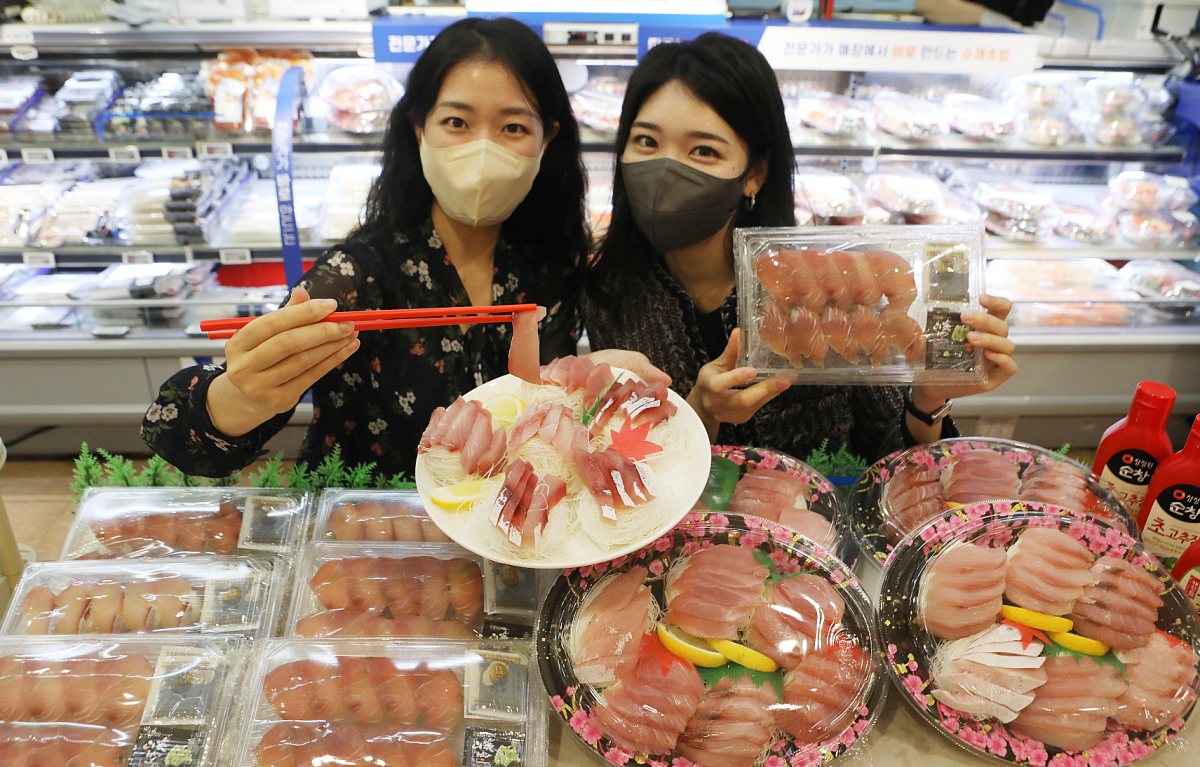 ▲서울시 중구 봉래동에 위치한 롯데마트 서울역점에서 모델들이 '방어회/초밥'을 홍보하고 있는 모습. (롯데마트)