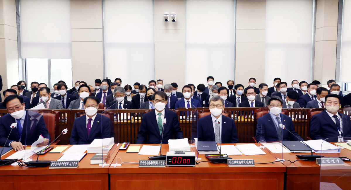 ▲5일 국회 행정안전위원회에서 열린 중앙선거관리위원회·진실화해를위한과거사정리위원회·소방청 등에 대한 국정감사에서 피감기관장들과 임원들이 자리에 앉아 대기하고 있다. (국회사진기자단)