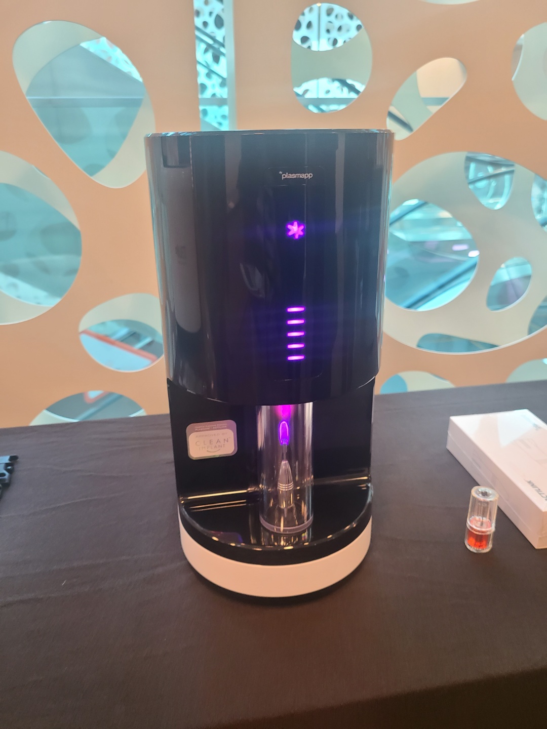 ▲임플란트 표면처리기 액티링크 기기 시연 모습