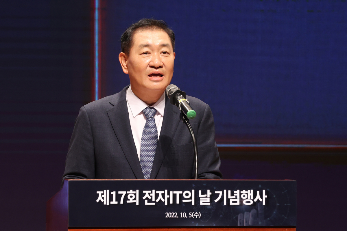 ▲한종희 삼성전자 부회장이 5일 오전 서울 강남구 코엑스에서 열린 '제17회 전자IT의 날 기념행사'에서 환영사를 하고 있다. (연합뉴스)