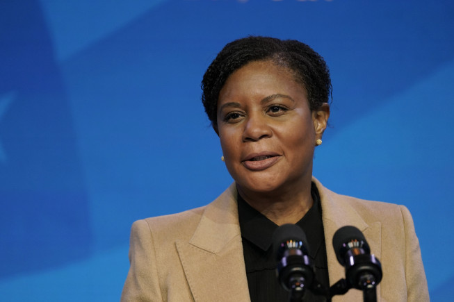 ▲알론드라 넬슨 백악관 과학기술정책실장 대행이 2021년 1월 16일 미국 델라웨어주 윌밍턴 퀸극장에서 열린 행사에 참석해 발언하고 있다. 윌밍턴/AP뉴시스