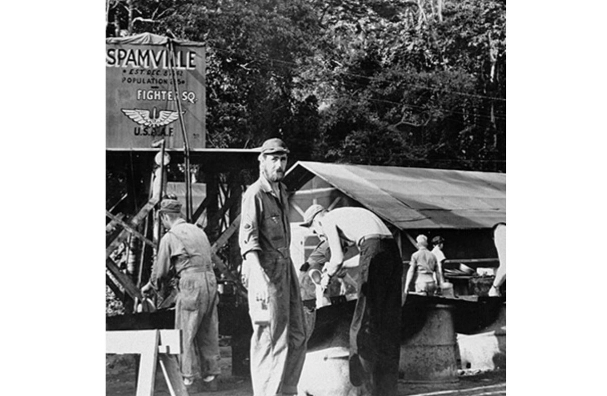 ▲스팸을 배급받고 있는 군인들. 출처 스팸 홈페이지 캡처
