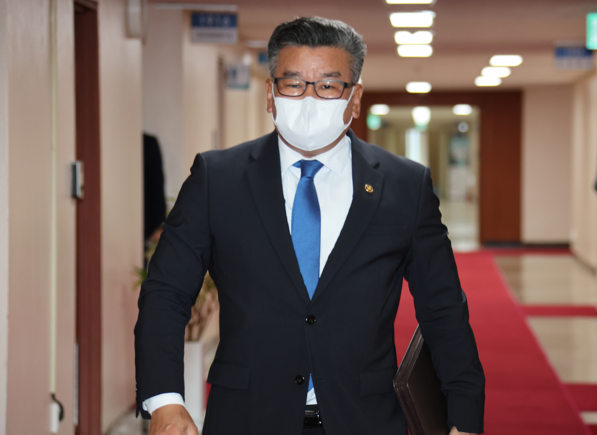 ▲유병호 감사원 사무총장이 5일 정부서울청사에서 세종청사와 영상으로 연결해 열린 국무회의에 참석하고 있다. (연합뉴스)