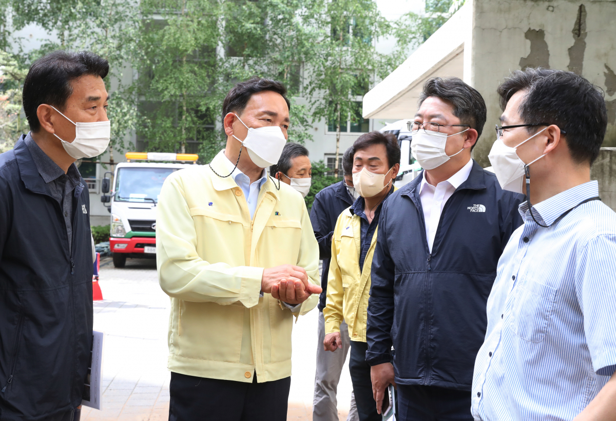 ▲조성명 강남구청장이 수해 피해 현장을 점검하고 있다. (사진제공=강남구)