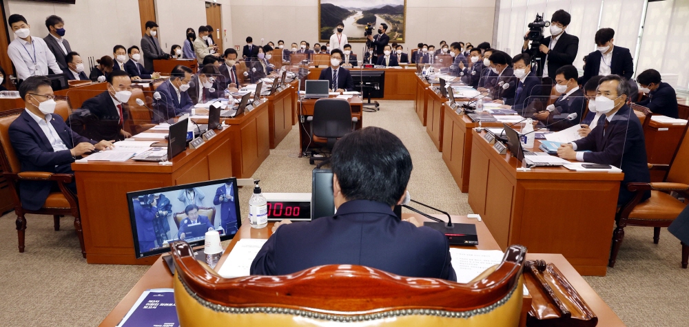 ▲6일 오전 국회 농림축산식품해양수산위원회에서 열린 국정감사에서 소병훈 위원장이 개의를 선언하고 있다. (연합뉴스)