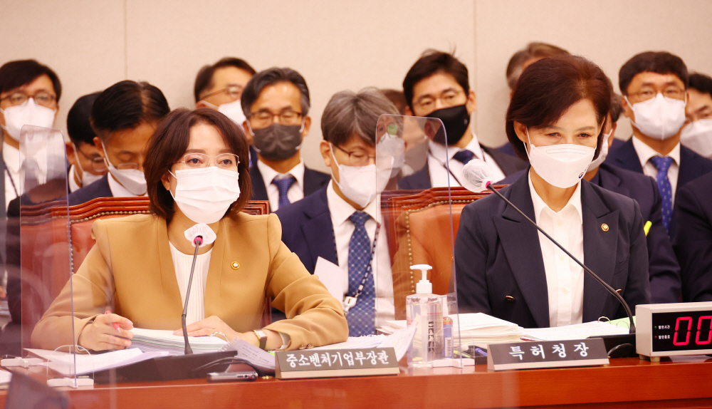 ▲이영 중소벤처기업부 장관이 6일 국회에서 열린 산업통상자원중소벤처기업위원회의 국정감사에서 발언하고 있다.  (연합뉴스 )