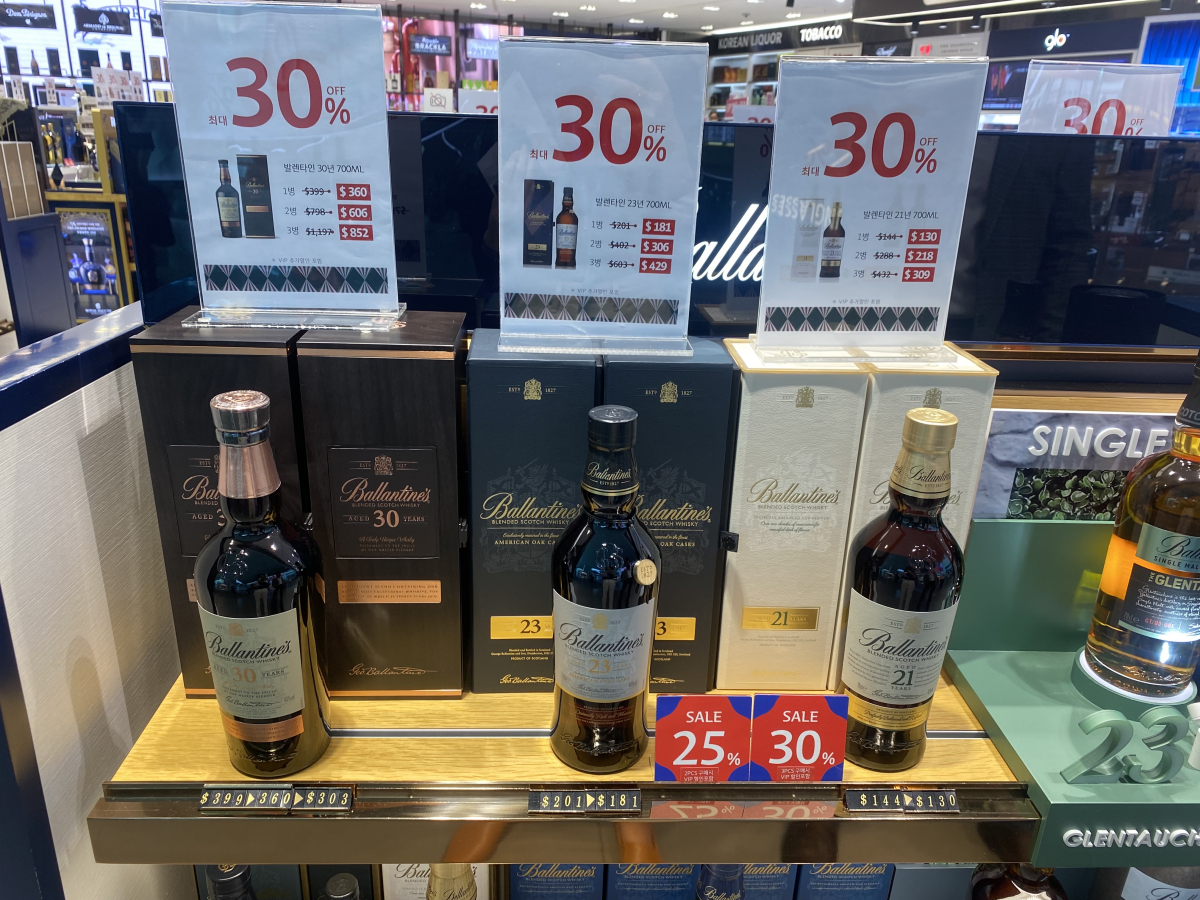 ▲인천공항 한 면세점 주류코너에서 벌어지는 할인행사.   (김혜지 기자 heyji@)