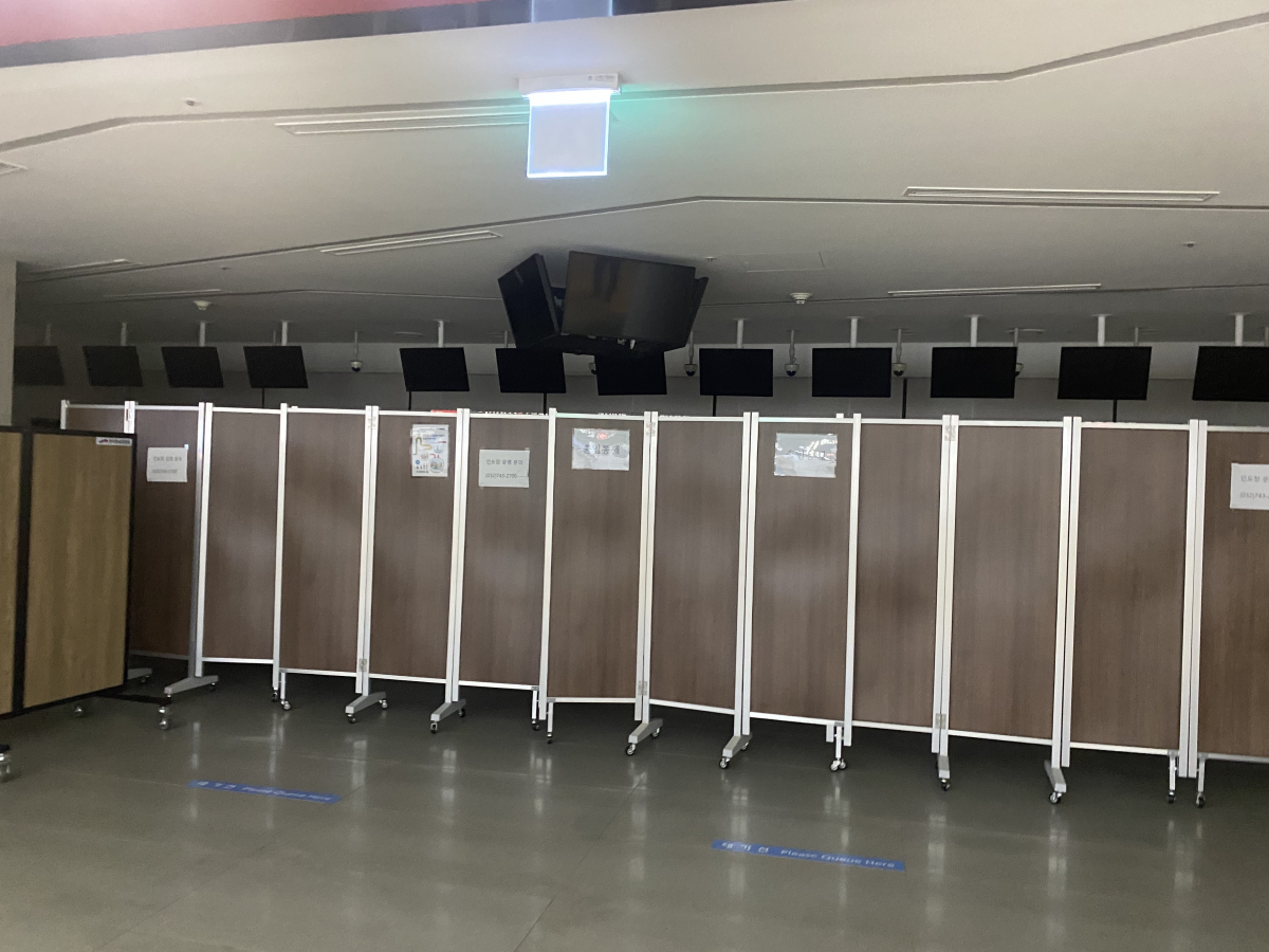 ▲폐쇄된 면세점 인도장. (김혜지 기자 heyji@)