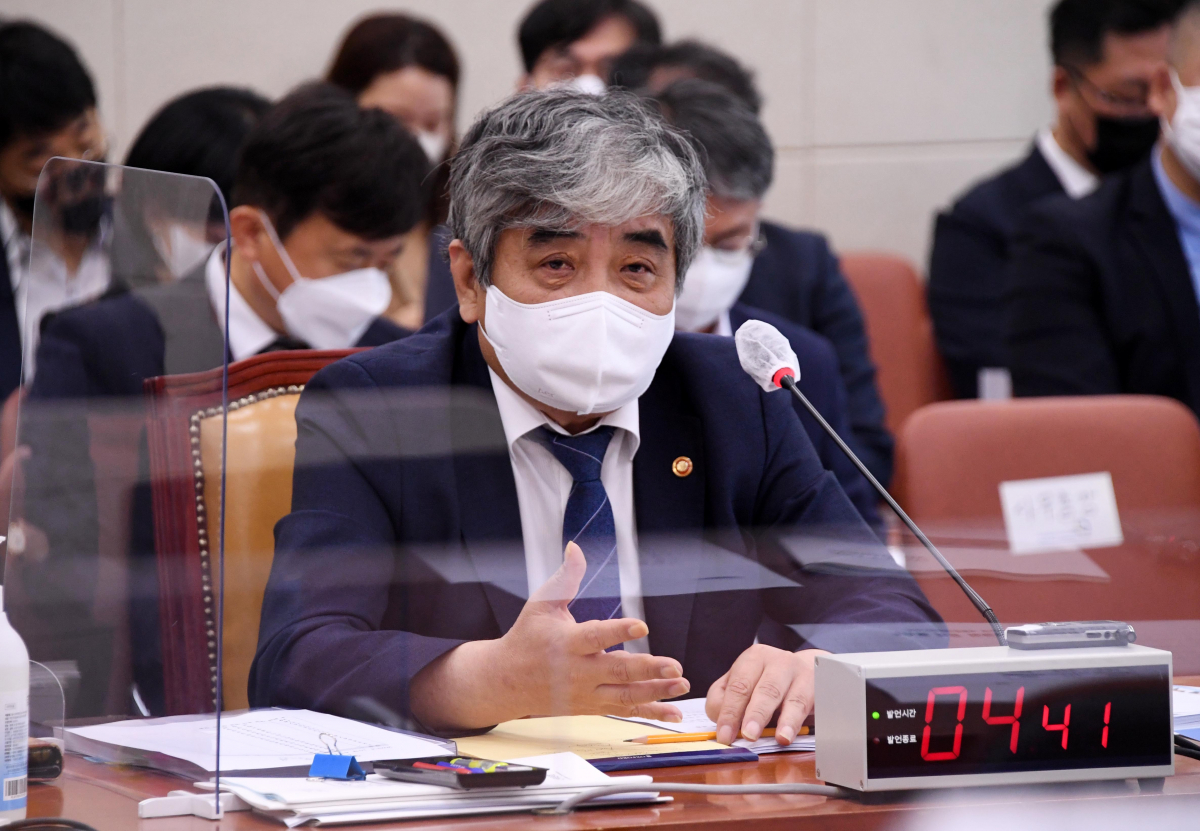 ▲한상혁 방송통신위원회 위원장이 국회에서 열린 과학기술정보방송통신위원회의 국정감사에서 의원들의 질의에 답변하고 있다. (연합뉴스)