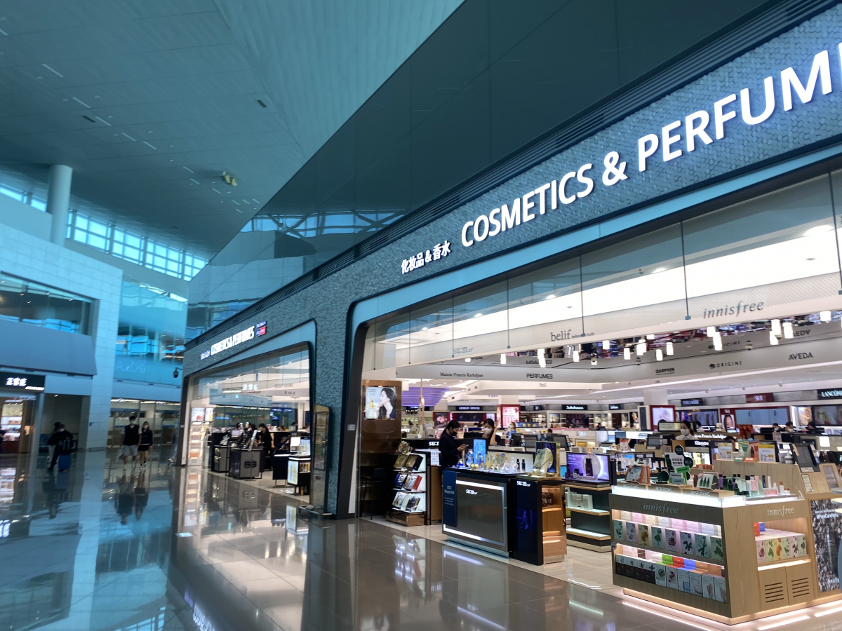 ▲한산한 인천공항 제2터미널의 한 면세점. (김혜지 기자 heyji@)