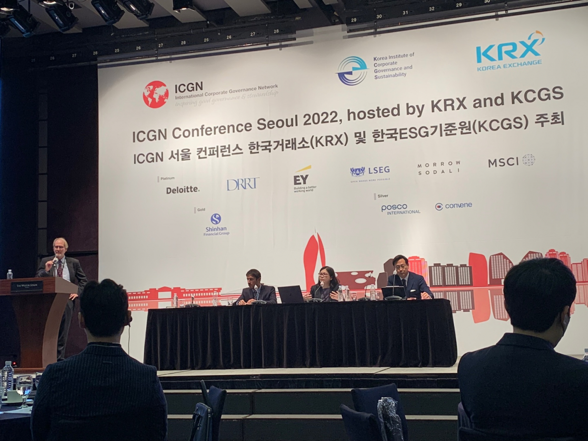 ▲한국거래소(KRX)와 한국ESG기준원(KCGS)은 5~6일 양일간 서울 웨스틴조선 호텔에서 '2022 ICGN 서울 컨퍼런스'를 개최했다. 6일 열린 '기업자본배분 효율성과 회복탄력성' 좌담회에는 (사진 왼쪽부터) 조지 댈러스 ICGN 의장, 마이클 헐스코비치 BNP파리바자산운용 스튜어드십코드 총괄, 나 팜 호주 모내시 경영대학 책임 연구원, 류영재 서스틴베스트 대표가 참석했다. (정회인 기자 hihello@)
