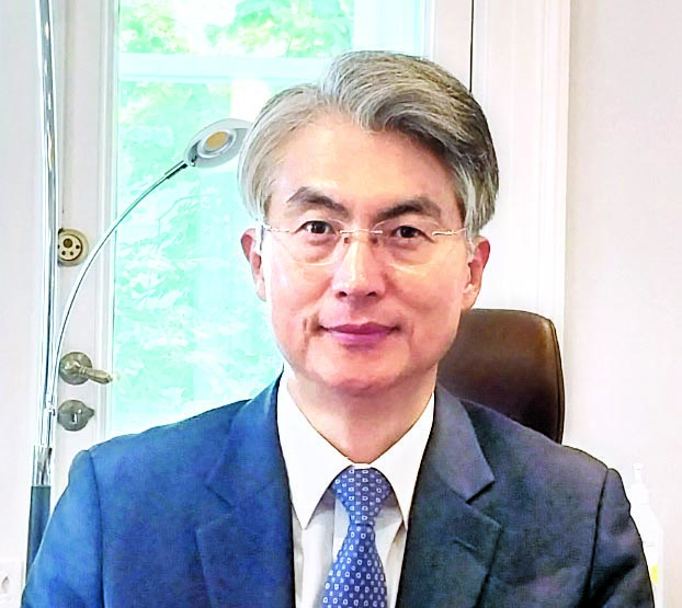 ▲김필우 주노르웨이 한국대사가 현지 공관에서 본지와 인터뷰하고 있다. 오슬로(노르웨이)=김서영 기자  (이투데이)