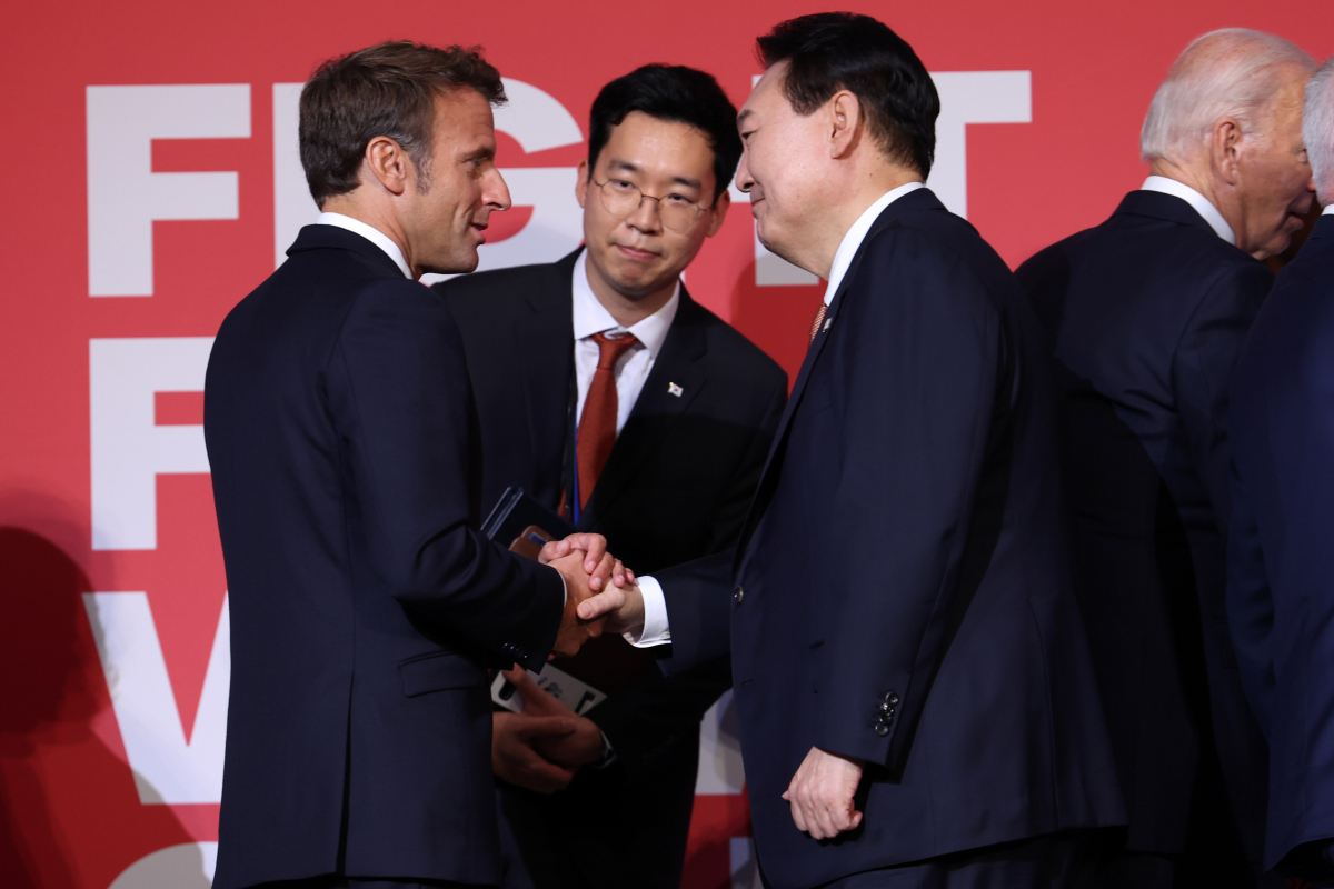 ▲윤석열 대통령이 21일(현지시간) 뉴욕 한 빌딩에서 열린 글로벌펀드 제7차 재정공약회의를 마친 후 에마뉘엘 마크롱 프랑스 대통령과 대화하고 있다.  (뉴시스)