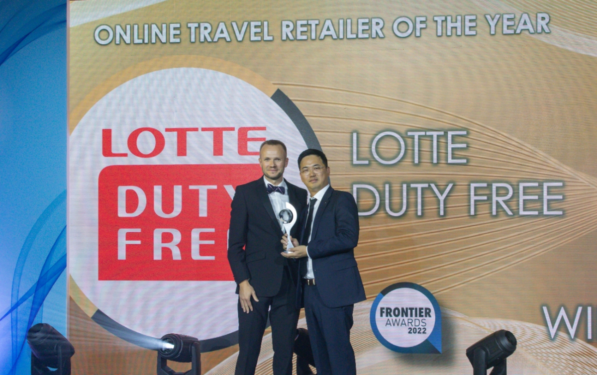 ▲5일(현지시간) 프랑스 칸에서 열린 프론티어 어워즈 2022에서 롯데면세점이 올해의 온라인 면세점을 수상했다. 이승준 롯데면세점 상품3부문장이 수상 후 기념촬영을 하고 있다. (사진제공=롯데면세점)