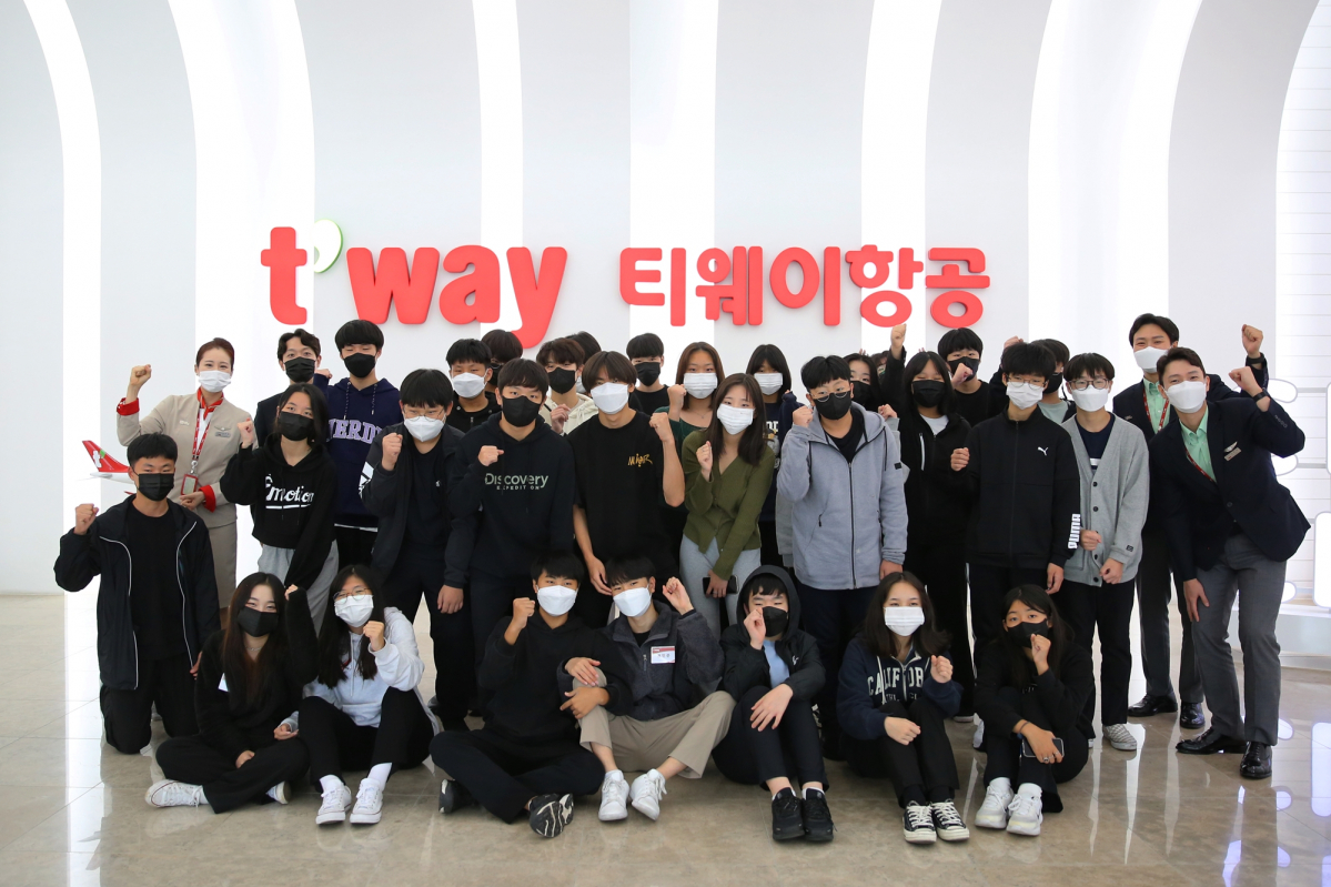 ▲티웨이항공이 지난 6일 오후 김포공항에 위치한 티웨이항공 훈련센터에서 속초·양양 지역 중학생 대상으로 객실승무원 체험 기회를 제공하는 교육기부 활동을 펼쳤다. (사진제공=티웨이항공)