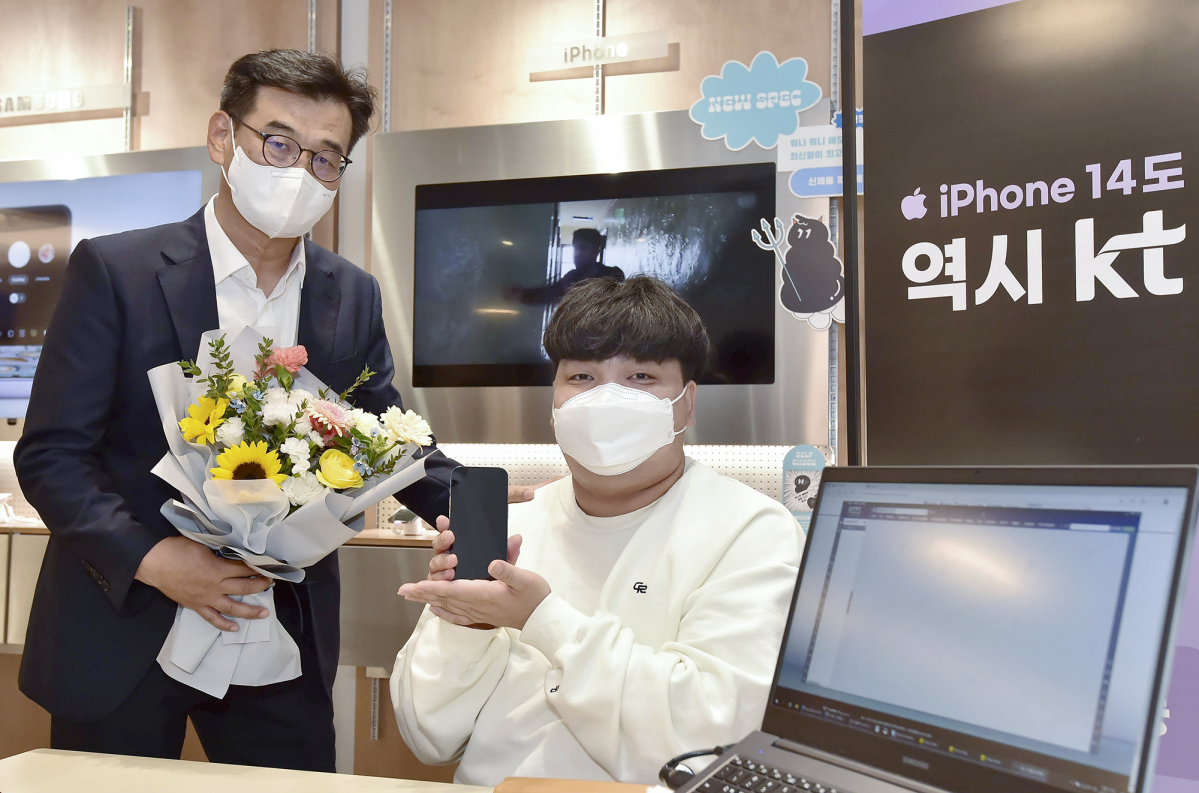 ▲1호 개통 고객 유호영씨(오른쪽)가 기념 촬영을 하고 있다. (사진제공=KT)