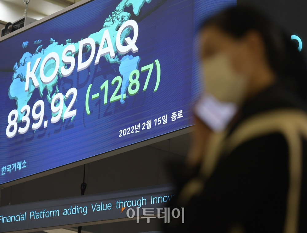 ▲올해 초 서울 영등포구 한국거래소 전광판에 코스닥 지수가 전거래일보다 12.87포인트 하락한 839.92를 나타내고 있다. 조현호 기자 hyunho@ (이투데이DB)