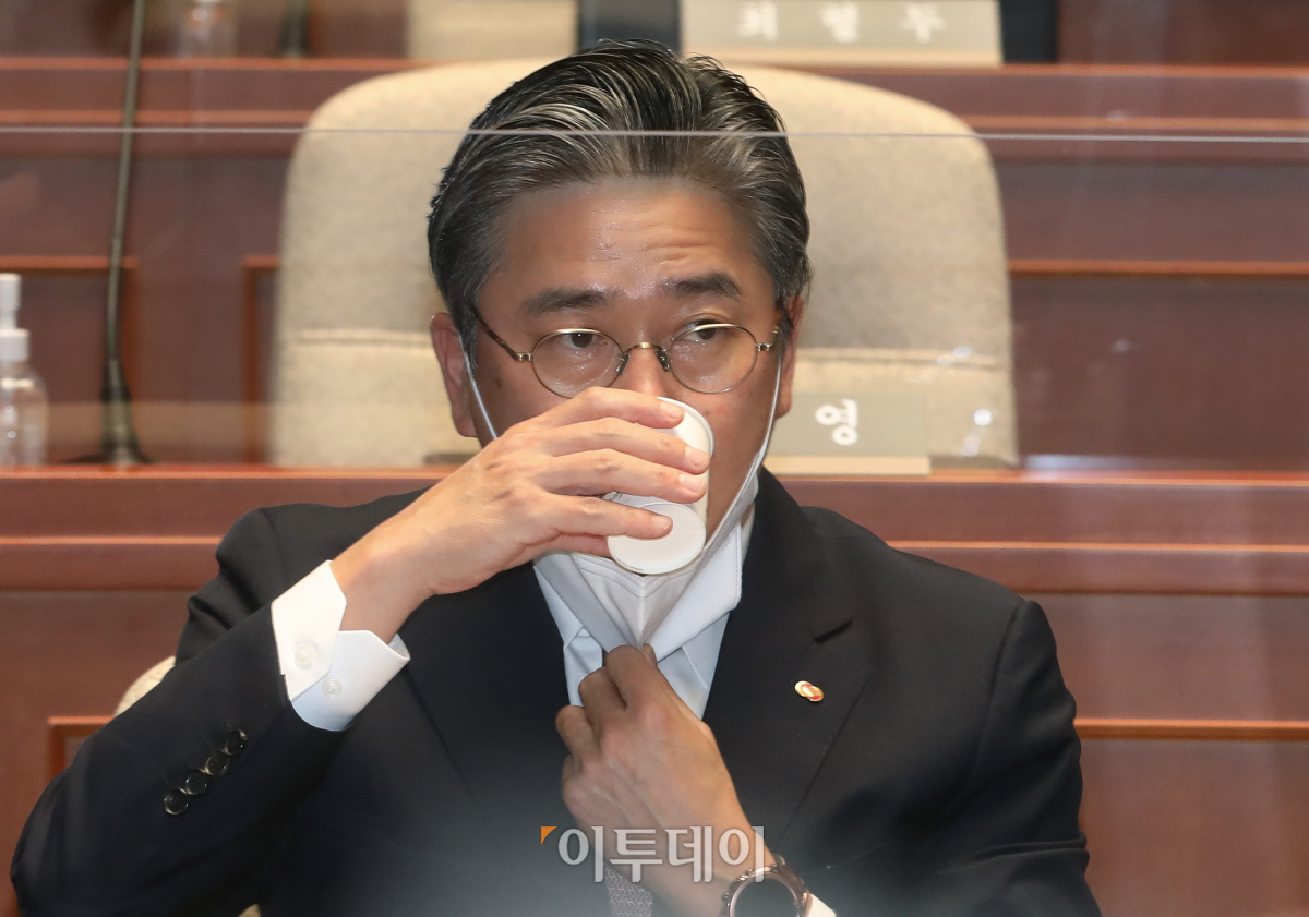 ▲정승일 한국전력공사 사장이 지난 6월 27일 오후 서울 여의도 국회에서 열린 국민의힘 정책의원총회에 참석해 물을 마시고 있다. (국회사진취재단)