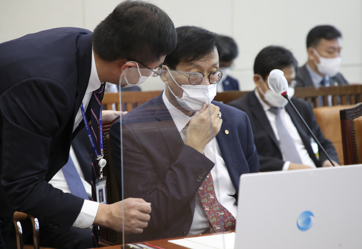 ▲<YONHAP PHOTO-4306> 관계자와 대화하는 이창용 한국은행 총재    (서울=연합뉴스) 하사헌 기자 = 이창용 한국은행 총재가 7일 서울 여의도 국회에서 열린 기획재정위원회의 한국은행에 대한 국정감사에 출석해 관계자와 대화하고 있다. 2022.10.7 [국회사진기자단]    toadboy@yna.co.kr/2022-10-07 10:32:22/<저작권자 ⓒ 1980-2022 ㈜연합뉴스. 무단 전재 재배포 금지.>