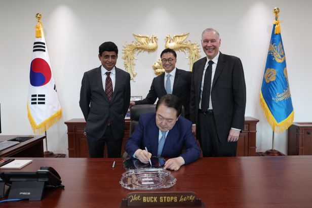 ▲윤석열 대통령이 7일 오전 서울 용산 대통령실 청사에서 세계 최대 반도체 장비업체인 미국 어플라이드 머티어리얼즈(AMAT)의 게리 디커슨 CEO(오른쪽)를 접견하며 웨이퍼에 서명하고 있다. (연합뉴스)