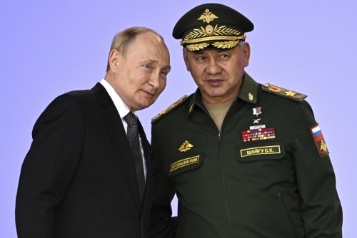 ▲블라디미르 푸틴 러시아 대통령과 세르게이 쇼이구 국방장관이 8월 15일 국제군수기술 포럼에 참석했다. 모스크바(러시아)/AP연합뉴스
