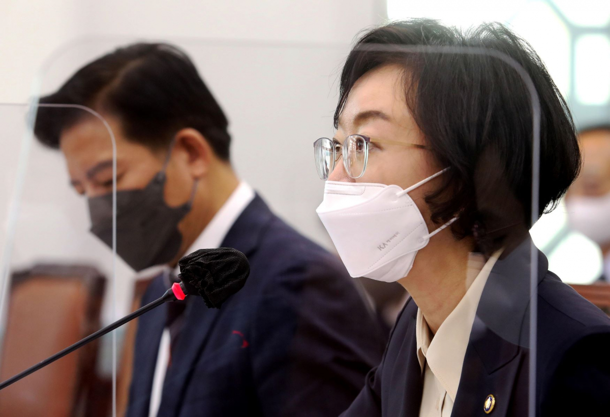 ▲오유경 식품의약품안전처장이 7일 국회에서 열린 국회 보건복지위원회의 식품의약품안전처 등에 대한 국정감사에서 의원들의 질의에 답변하고 있다. (뉴시스)