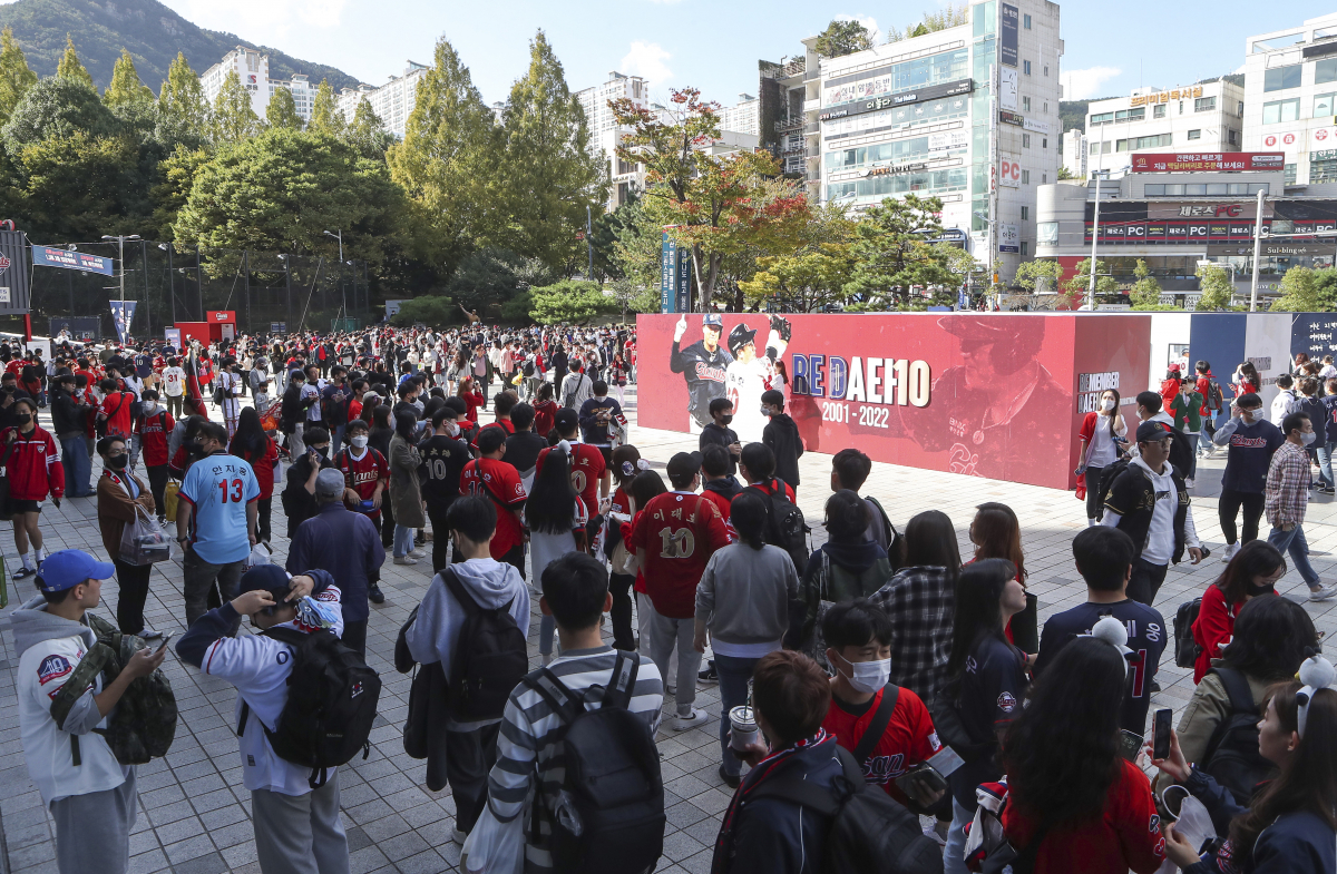 ▲8일 오후 부산 사직야구장에서 열리는 프로야구 LG 트윈스와 롯데 자이언츠 정규시즌 마지막 경기가 매진됐다.  (연합뉴스)