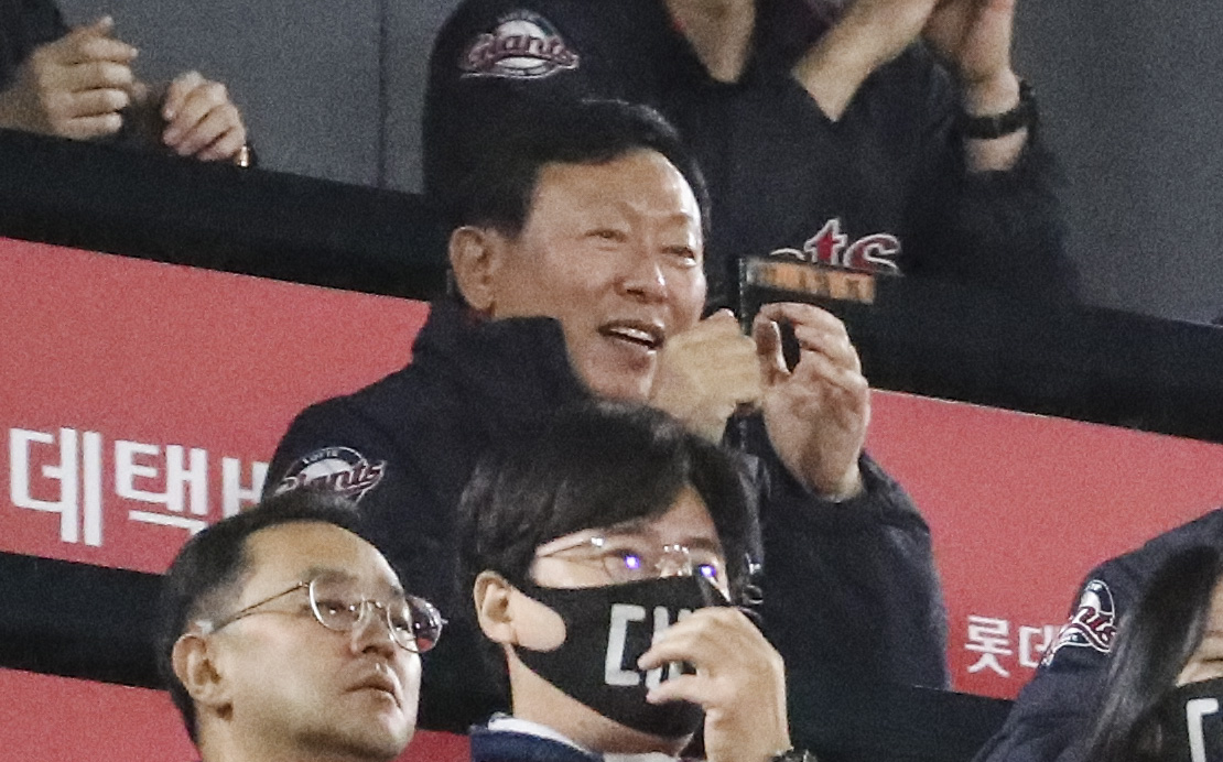 ▲신동빈 롯데 회장이 부산 사직구장을 찾아 경기를 관람하고 있다.  (연합뉴스)