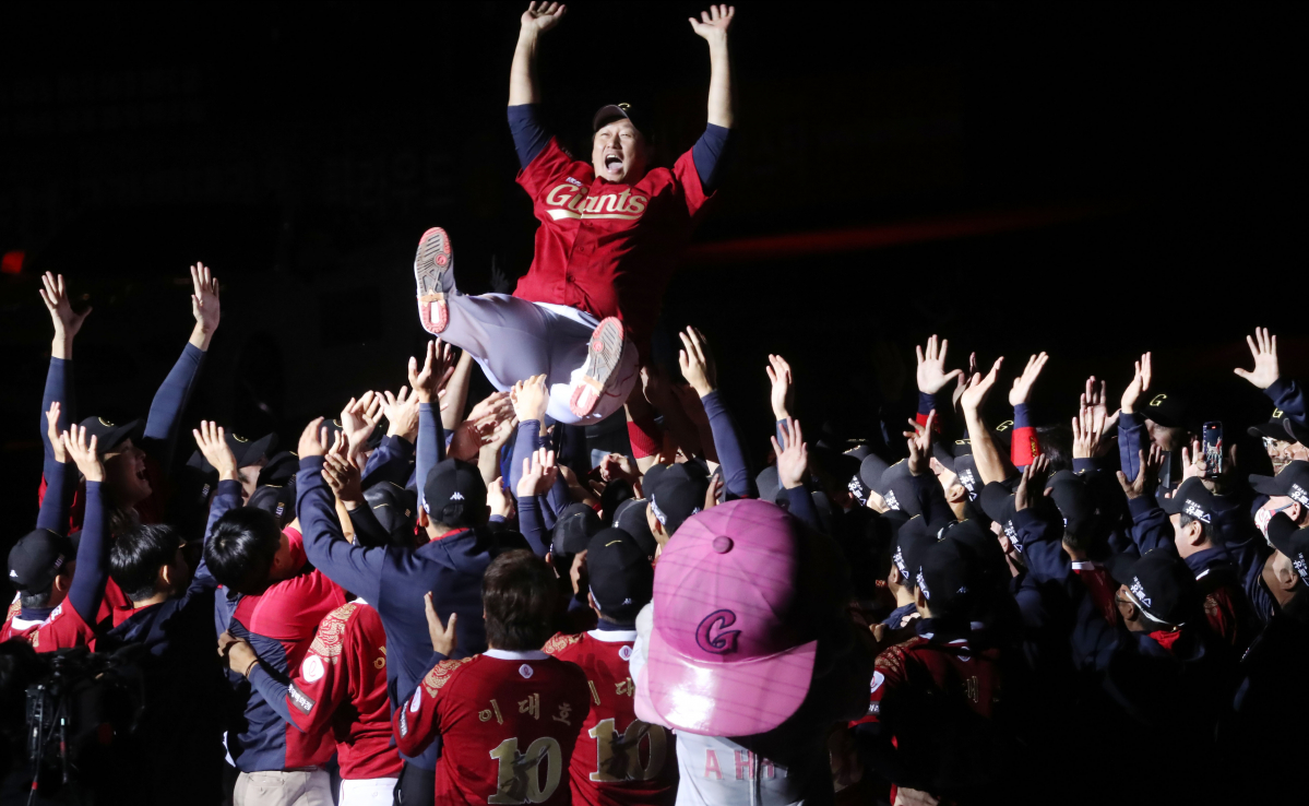▲롯데 자이언츠 이대호 선수가 8일 부산 동래구 사직야구장에서 열린 은퇴식에서 동료들의 헹가레를 받고 있다.  (뉴시스)