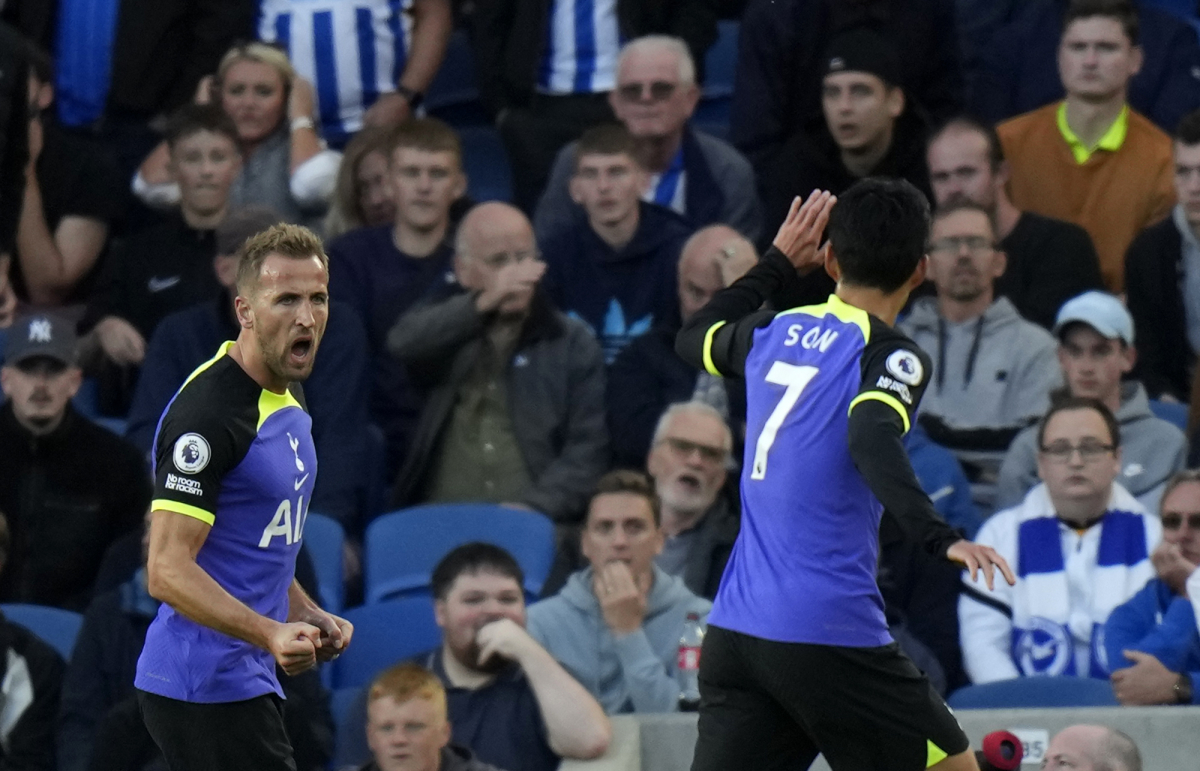 ▲8일(현지시간) 2022-23 잉글랜드 프로축구 프리미어리그(EPL) 10라운드 브라이턴 앤드 호브 앨비언과의 경기에서 토트넘 홋스퍼의 해리 케인(왼쪽)이 손흥민의 도움으로 선제 골을 넣은 후 손흥민과 기쁨을 나누고 있다. (뉴시스)