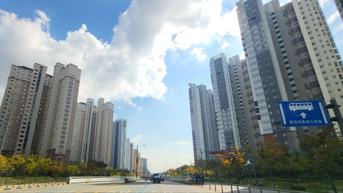 ▲삼성전자 평택캠퍼스 반도체 생산라인과 브레인시티 일반산업단지가 조성되고 있는 경기 평택시 일대가 시골 동네에서 지역 경제의 중심으로 변모하고 있다. 평택시 고덕국제신도시 일대 아파트 단지 전경. (이동욱 기자 toto@)