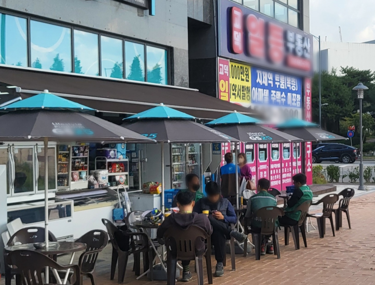 ▲삼성전자 평택캠퍼스 건설현장 근로자들이 휴식을 취하고 있다. (이동욱 기자 toto@)