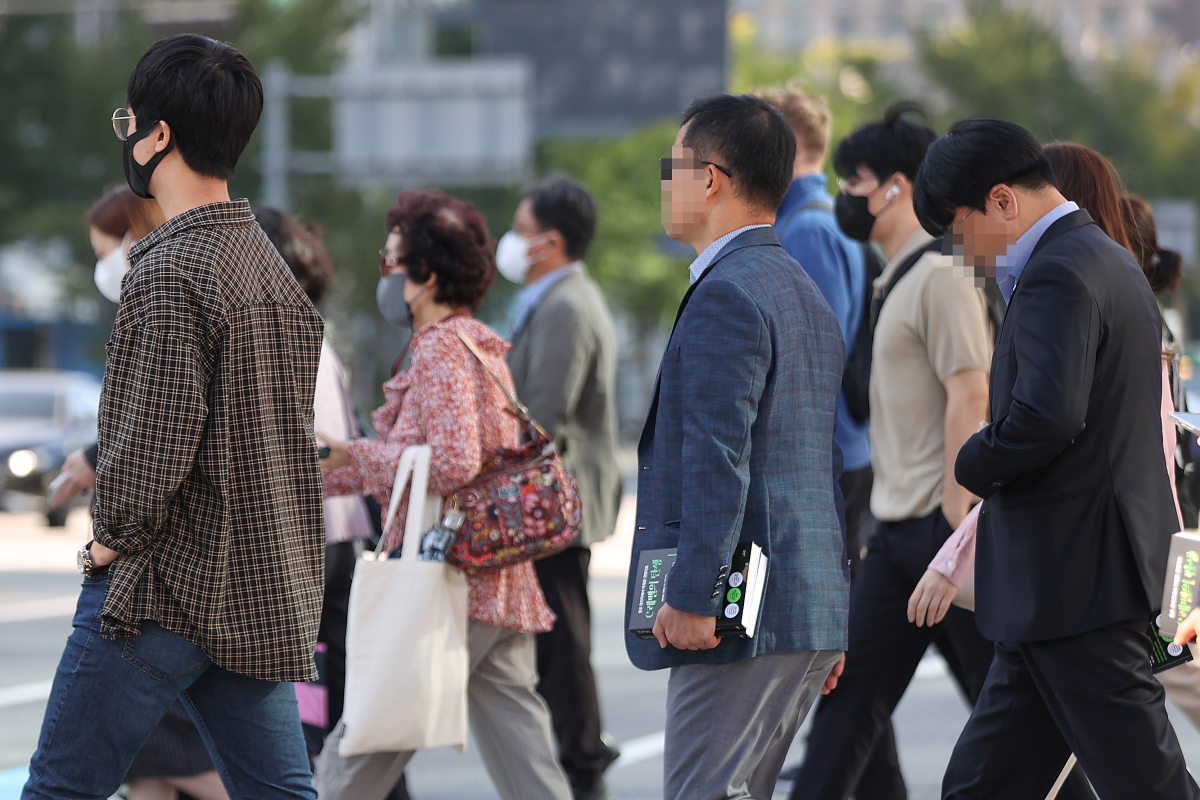 ▲아침 최저기온이 8∼17도로 예보돼 옷차람이 두터워진 시민들이 서울 광화문네거리에서 횡단보도를 건너고 있다.  (연합뉴스)