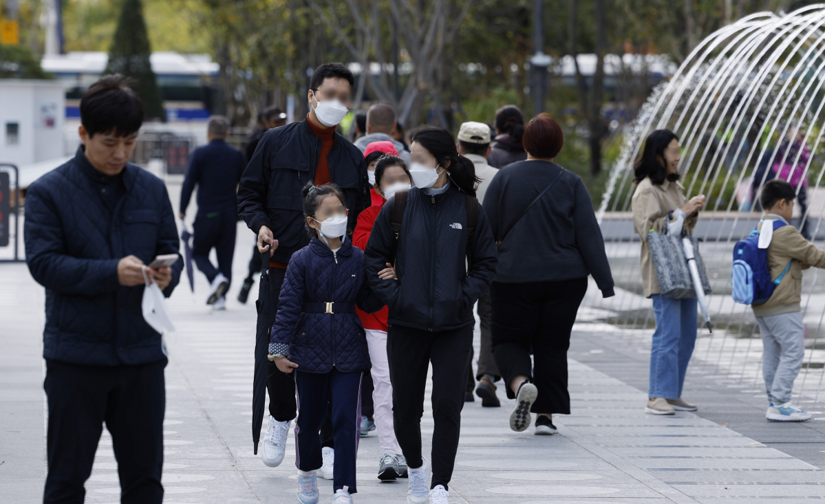 ▲서울 최저기온이 9도를 기록하는 등 쌀쌀한 날씨를 보인 10일 오전 서울 종로구 광화문광장에서 두꺼운 외투를 입은 시민들이 산책을 하고 있다. 조현호 기자 hyunho@