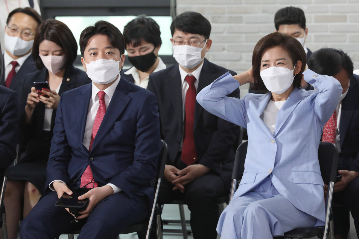 ▲[서울=뉴시스]국회사진기자단 = 이준석 신임 국민의힘 당대표와 나경원 후보가 11일 오전 서울 여의도 국민의힘 당사에서 열린 전당대회에 참석해 있다. 2021.06.11. photo@newsis.com