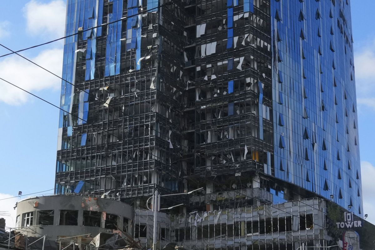 ▲A damaged tower block at the scene of Russian shelling in Kyiv, Ukraine, Monday, Oct. 10, 2022. Two explosions rocked Kyiv early Monday following months of relative calm in the Ukrainian capital. (AP Photo/Efrem Lukatsky)