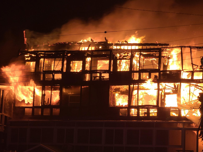 ▲11일 0시 40분께 제주시 한림읍 월령리에 있는 3층짜리 펜션에서 불이 났다.(연합뉴스)