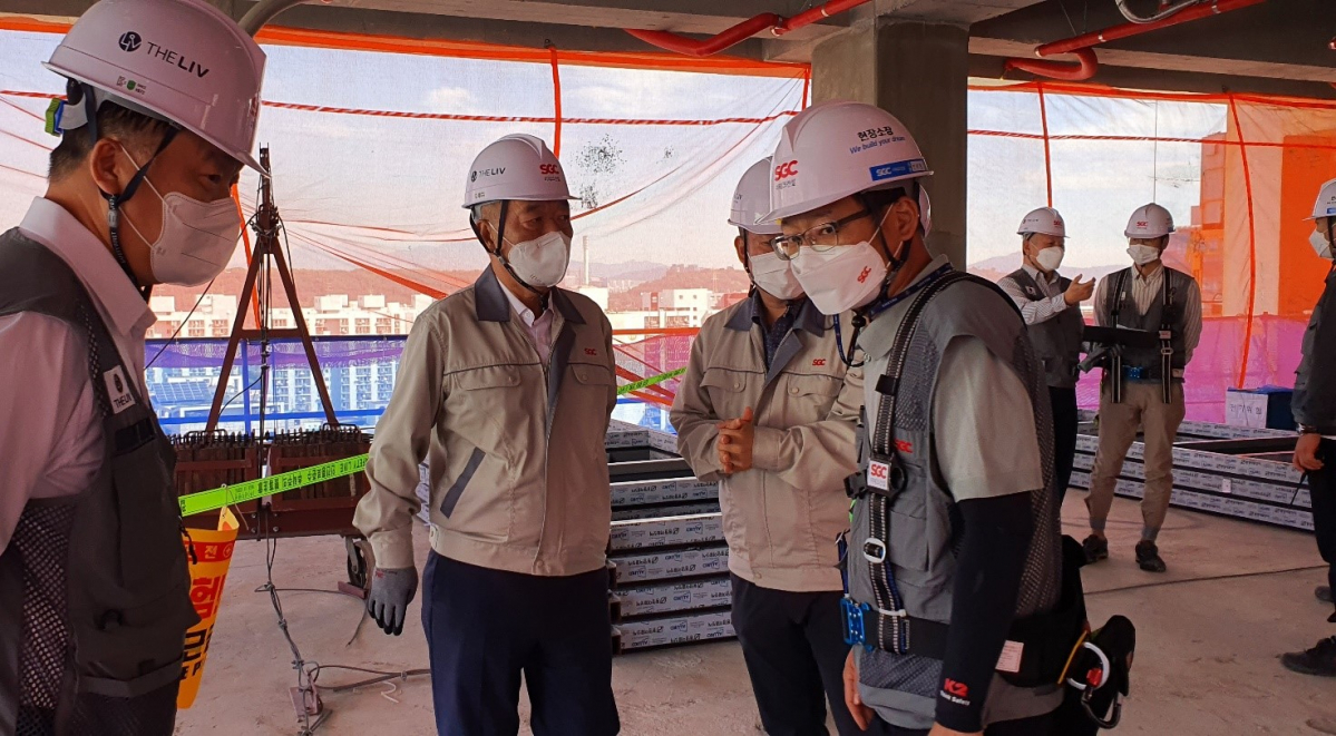 ▲안찬규 SGC이테크건설 대표(왼쪽 2번째)가 건설 현장을 방문해 안전·보건 점검을 하고 있다  (사진제공=SGC이테크건설)