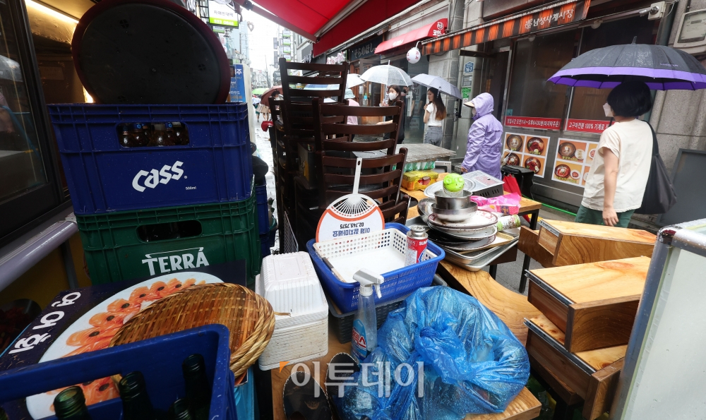 ▲수도권 일대에 기록적인 폭우로 큰 피해가 발생한 가운데 9일 서울 동작구 남성사계시장에 침수된 집기 등이 거리에 널브러져 있다. 조현욱 기자 gusdnr8863@