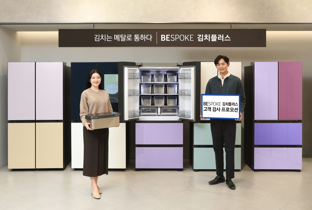 ▲삼성전자 모델이 삼성 디지털프라자 대치본점에서 '김치는 메탈로 통하다' 프로모션을 소개하고 있다. (제공=삼성전자)